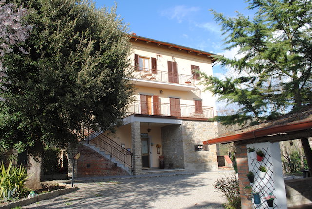 VENDESI PORZIONE DI CASOLARE CORTONA