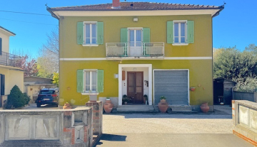 VENDESI VILLA CAMUCIA - LOC. FRATTA